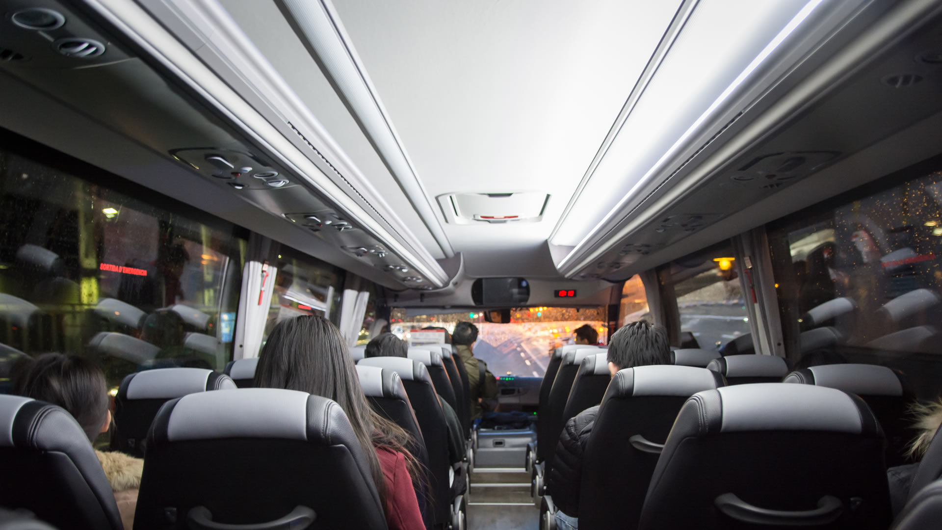 Top 5 Benefits of Charter Bus Rentals